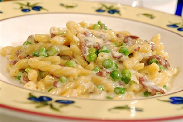 Following the Mediterranean diet, you can cook hearty pasta with peas.